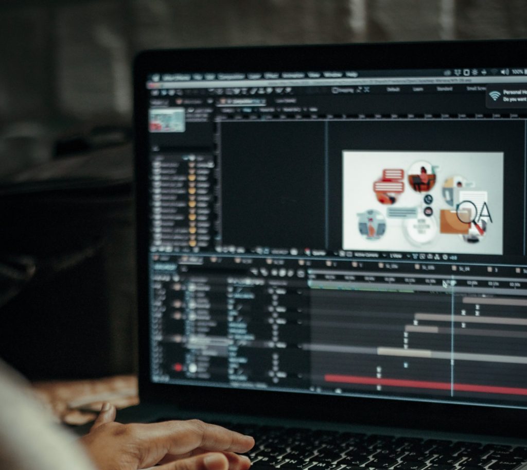 Motion designer sur un logiciel de montage vidéo